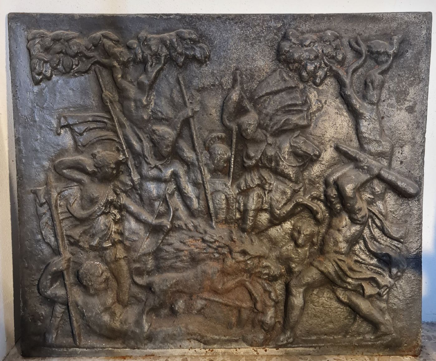 Plaque de cheminée en fonte décorée d'une scène de chasse au sanglier